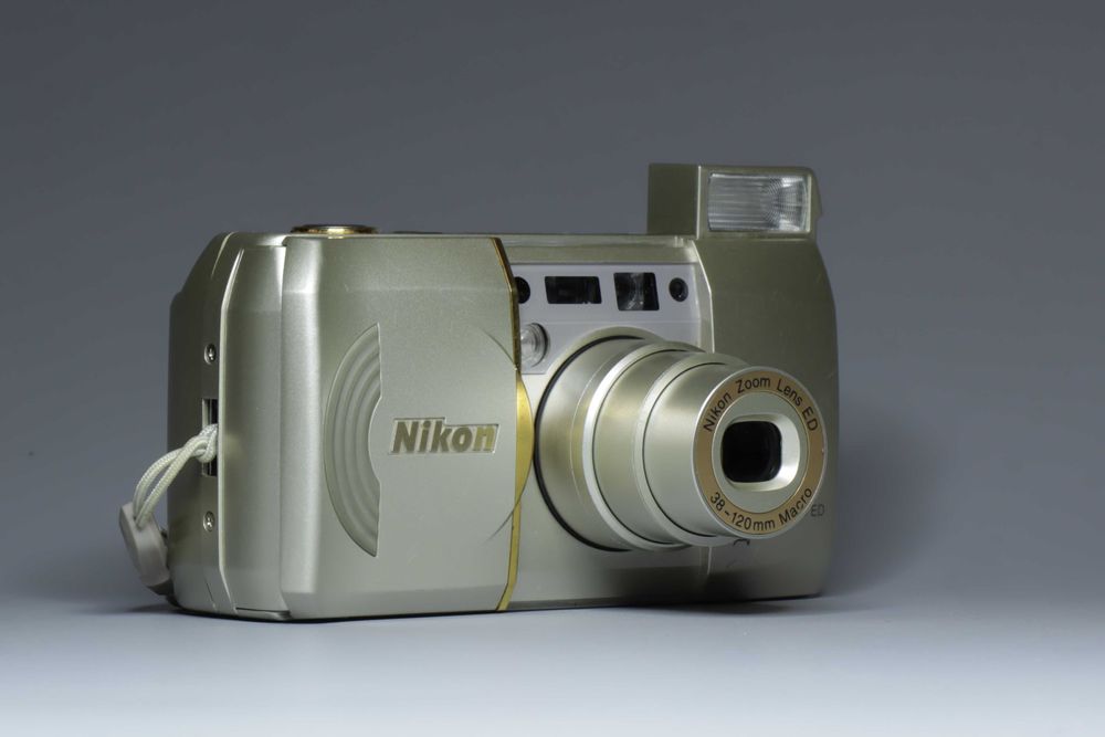 Плівковий компакт фотоапарат Nikon Lite Touch Zoom 120ED тестован