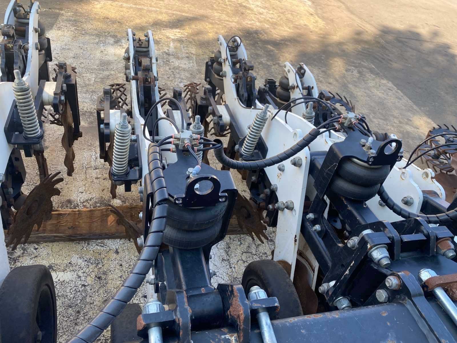 Культиватор грунтообробний комплекс STRIPCAT по технології Strip-
Till
