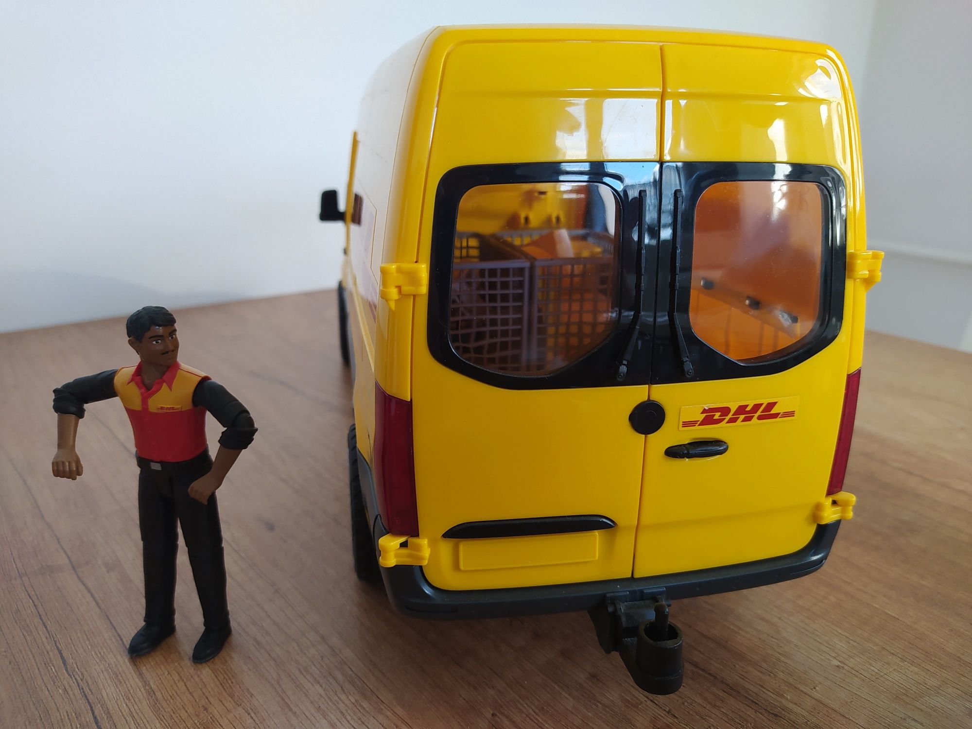 Bruder MERCEDES Sprinter DHL kurier figurka stan Bardzo Dobry