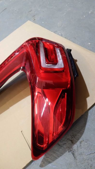 VOLVO XC40 lampa tył lew