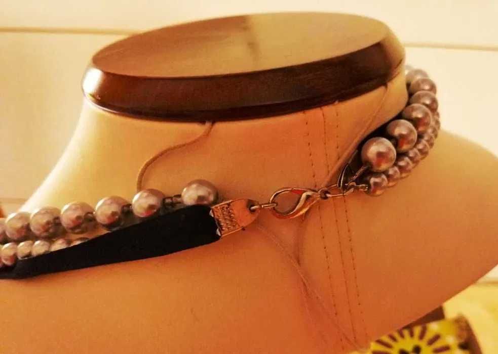 Naszyjnik ze sztucznych pereł plus broszka