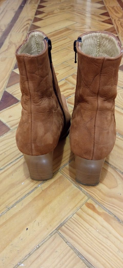 Botas Camel em pele e sola de couro