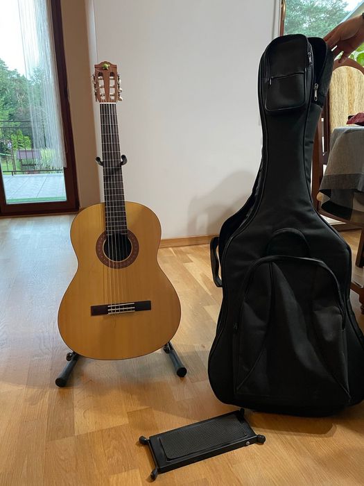 Gitara Yamaha C30M ze stojakiem, podnóżkiem i pokrowcem