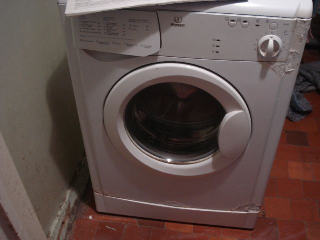Продам по запчастям стиральную машинку Indesit WIU 81 ( CSI )