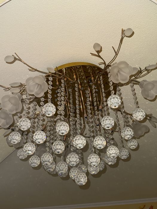 Хрустальная люстра в идеальном состоянии
