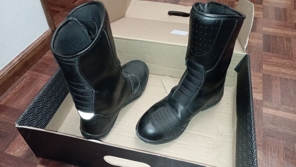 Botas de motociclismo número 41.