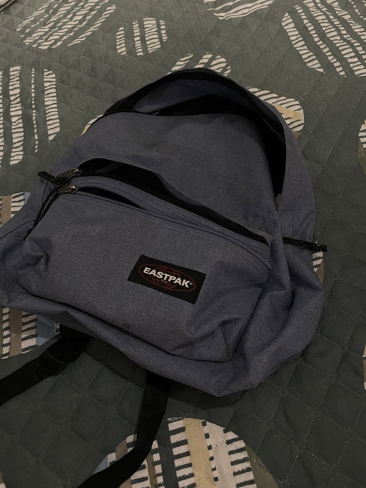 Mochila Eastpak azul cinza