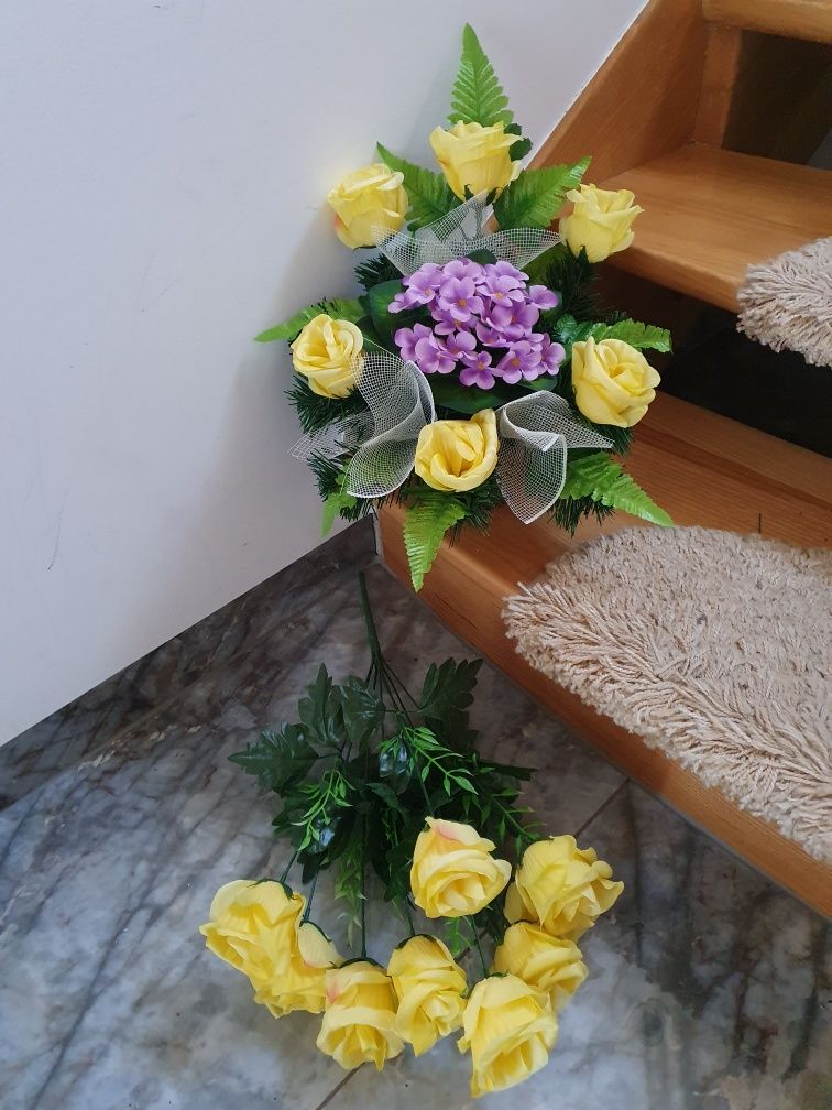 Kompozycja nagrobna stroik z bukietem róż