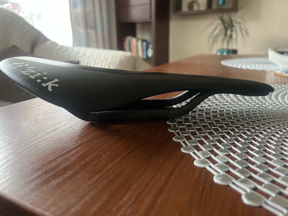 Siodelko karbonowe Fizik Antares 00