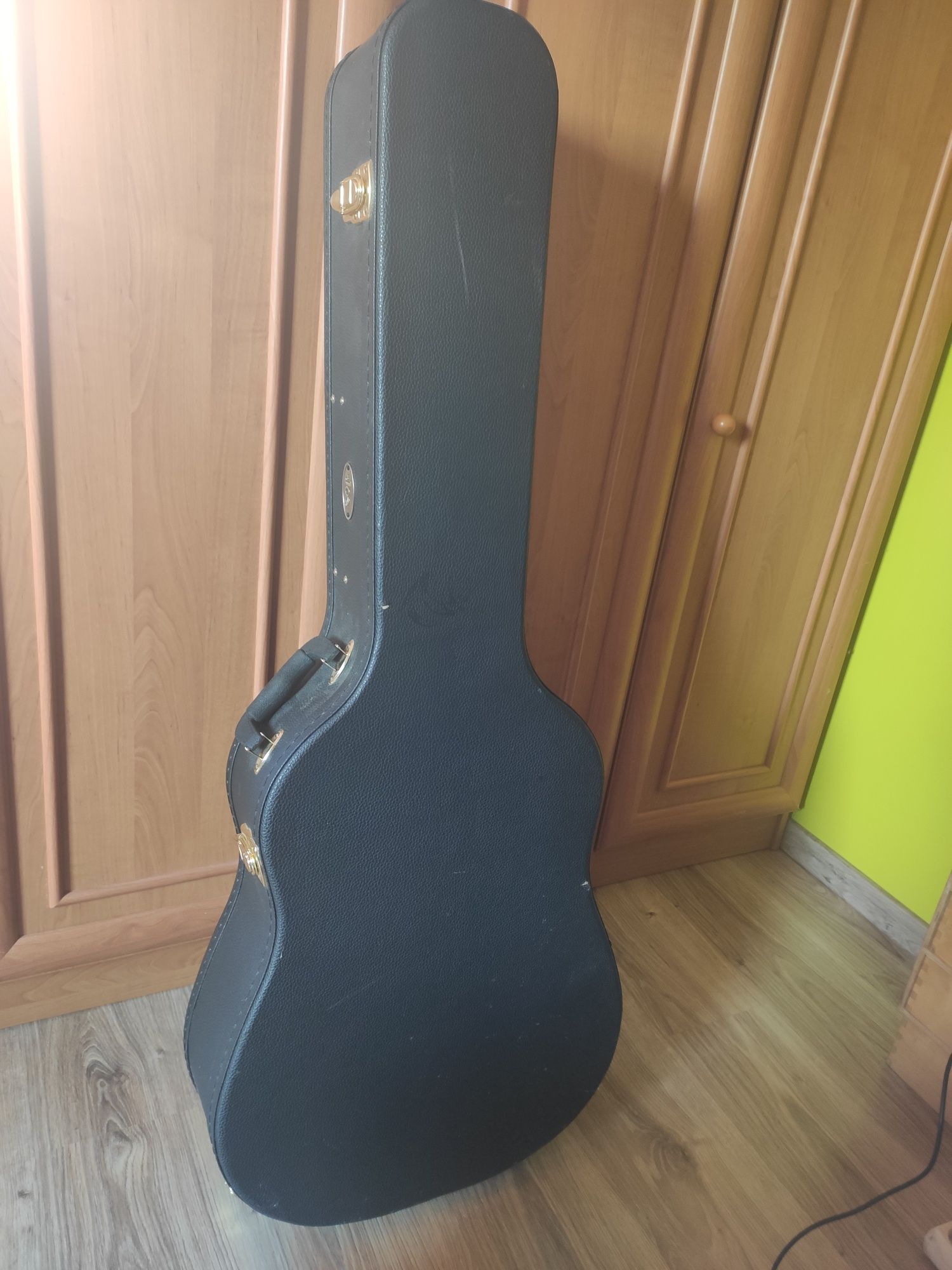 Gitara elektroakustyczna Takamine z futerałem+gratis dwa kable