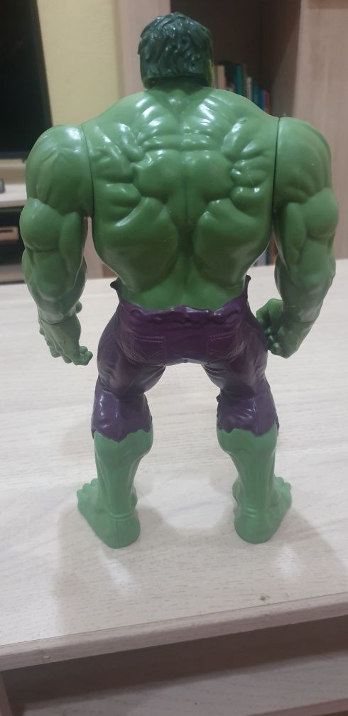 Boneco do hulk em bom estado