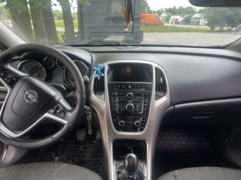 Opel Astra J хетчбек