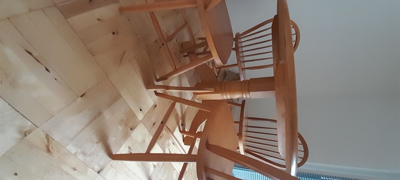 Stol drewniany z 4 krzesłami