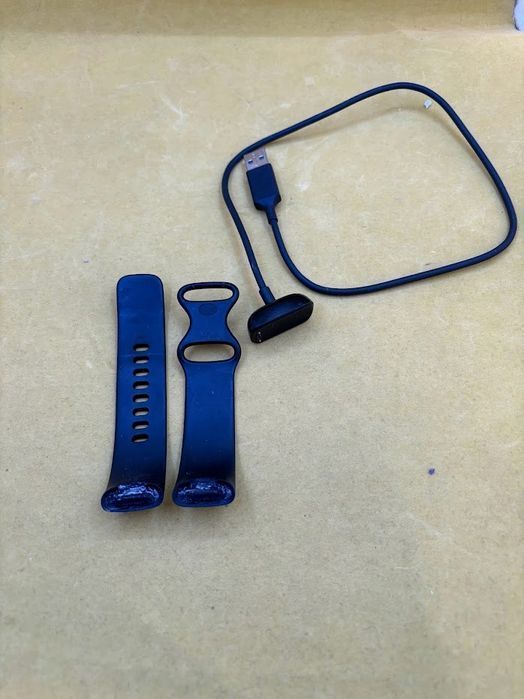 smartband fitbit charge 5 czarny uszkodzony opis
