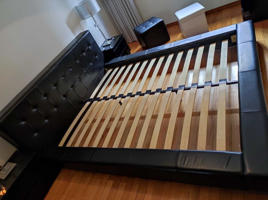 Mobília cama e mesinhas