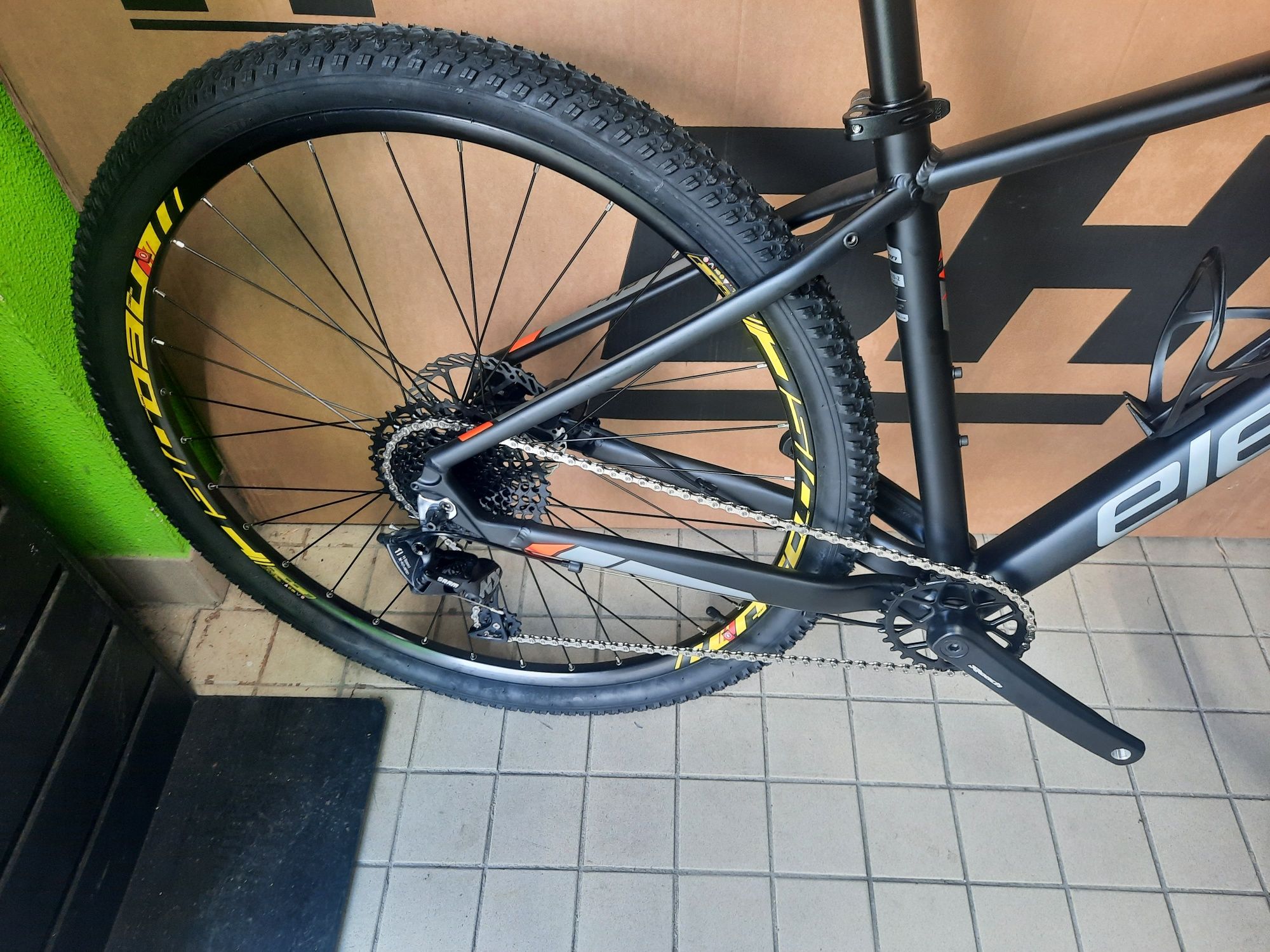 Btt 29 m suspensão a ar 11x1v  nova