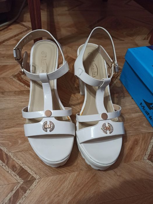 Женская обувь, босоножки на каблуке