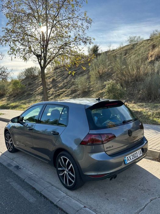Volkswagen Golf 2015 року випуску (Америка) колір сірий.