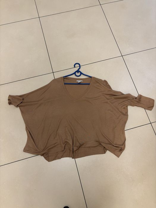 Kamelowy sweterek w serek uniwersalny h&m