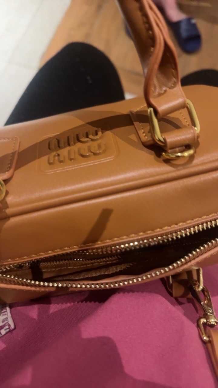 Miu Miu brązowa torba - połączenie elegancji i funkcjonalności