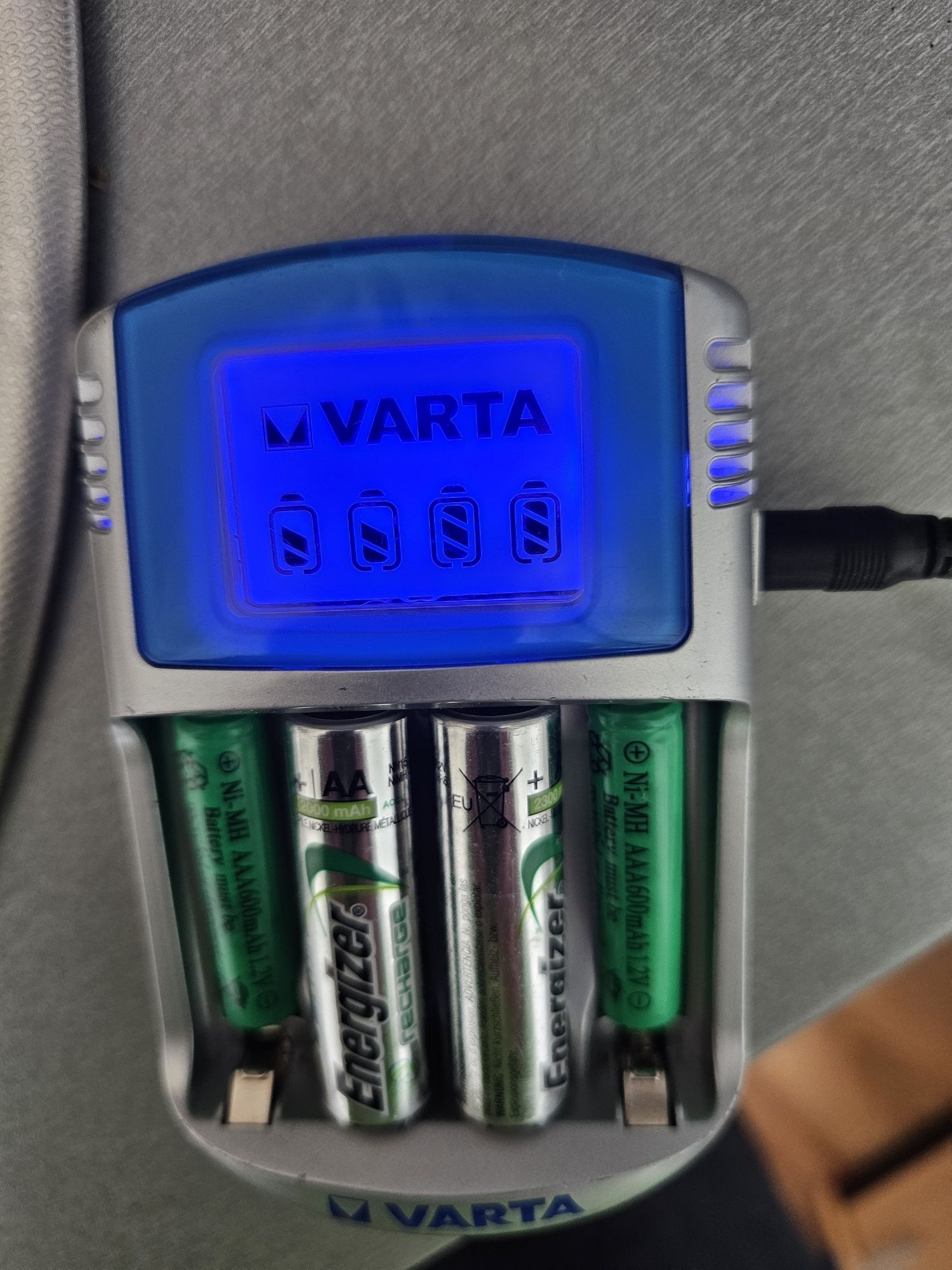 Ładowarka Varta LCD Charger 4 AA, AAA