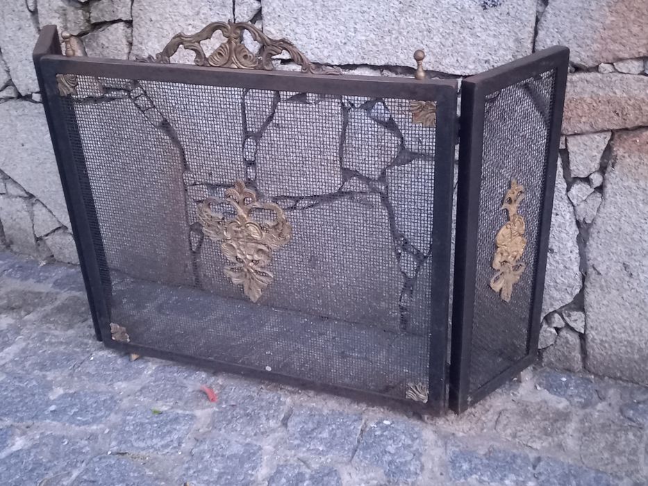 Vendo protecção de lareira em ferro e com peças  em latão