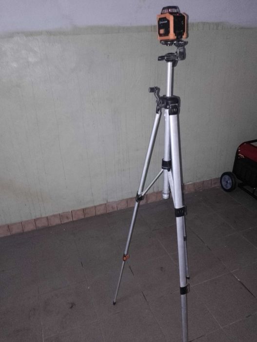 Poziomica laserowa z regulowanym statywem.