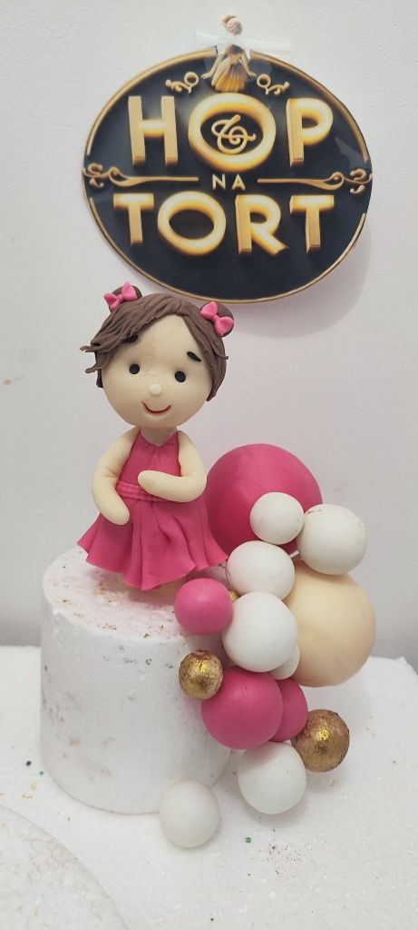Stojąca laleczka na torcie figurka z masy cukrowej