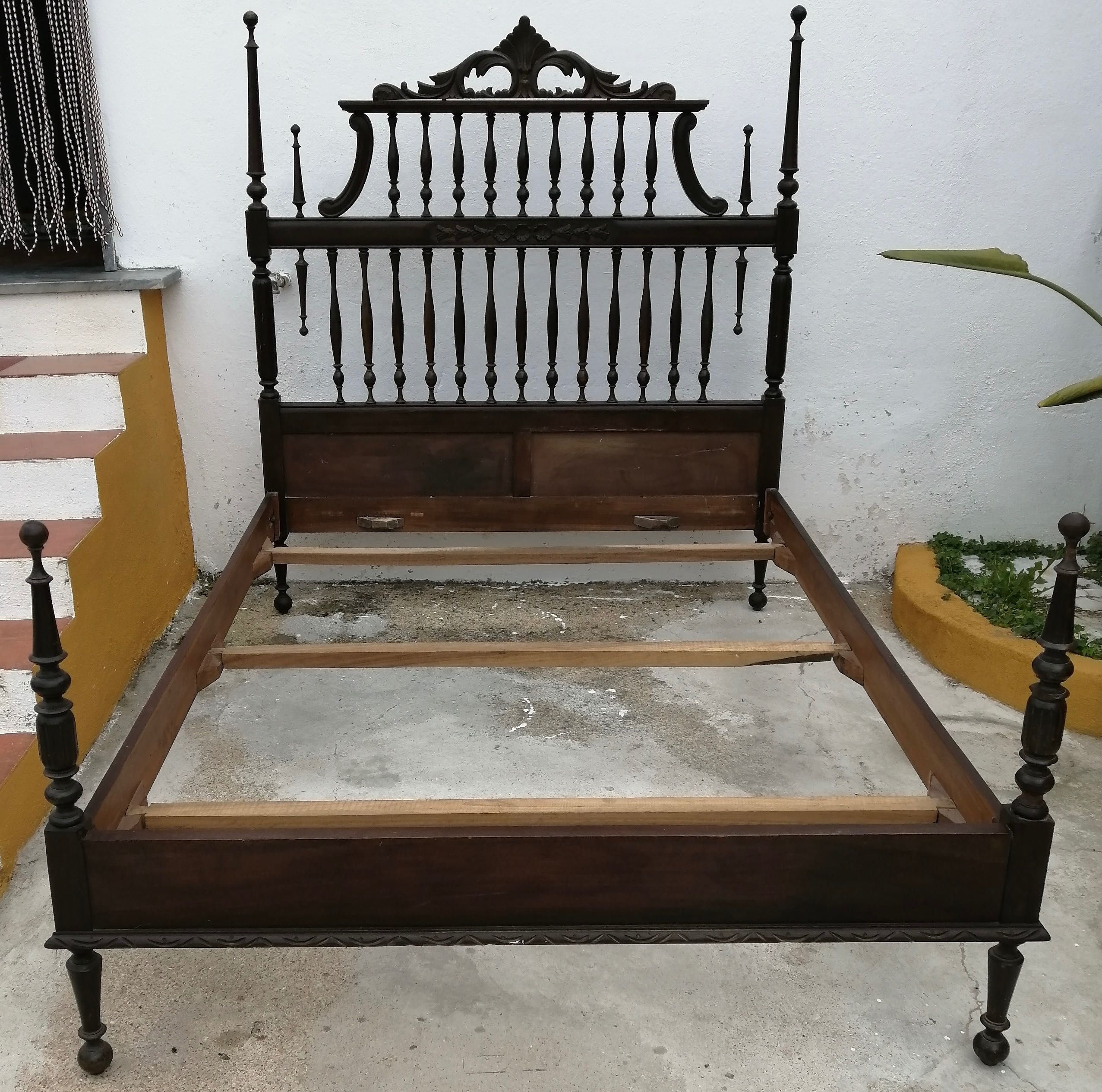 cama de madeira com estrado, 197x138x37, cabeceira 157 cm.