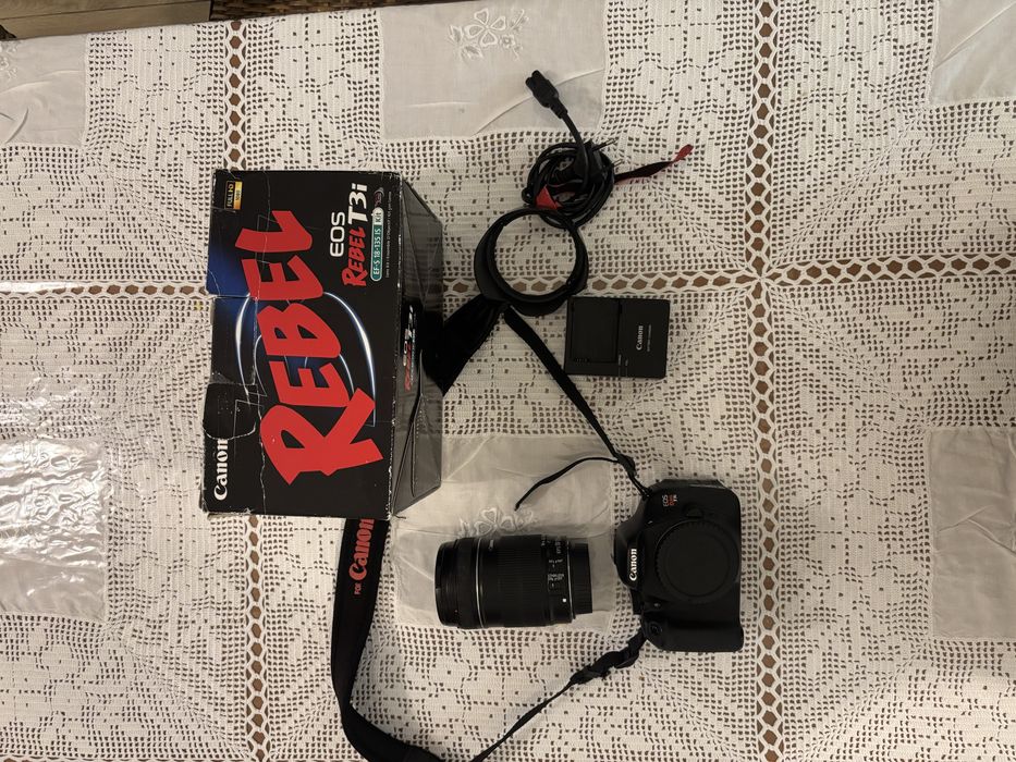 Canon EOS Rebel T3i (600D) + Lente 18-135mm + Acessórios