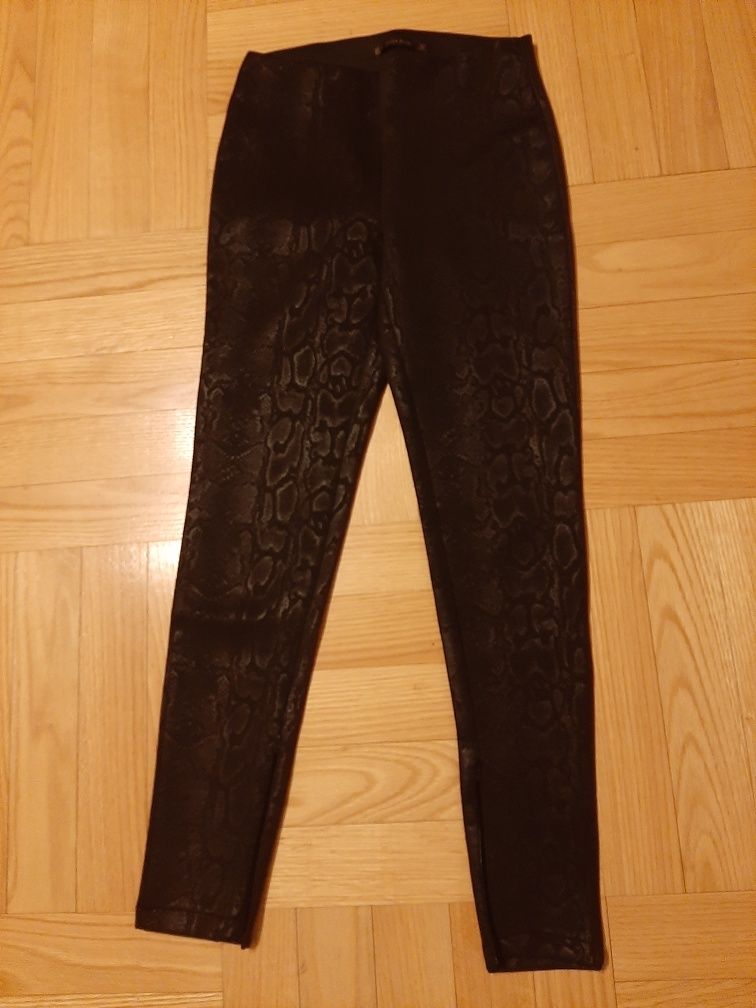 Legginsy czarne z wężowym wzorem, marki Zara, rozmiar S
