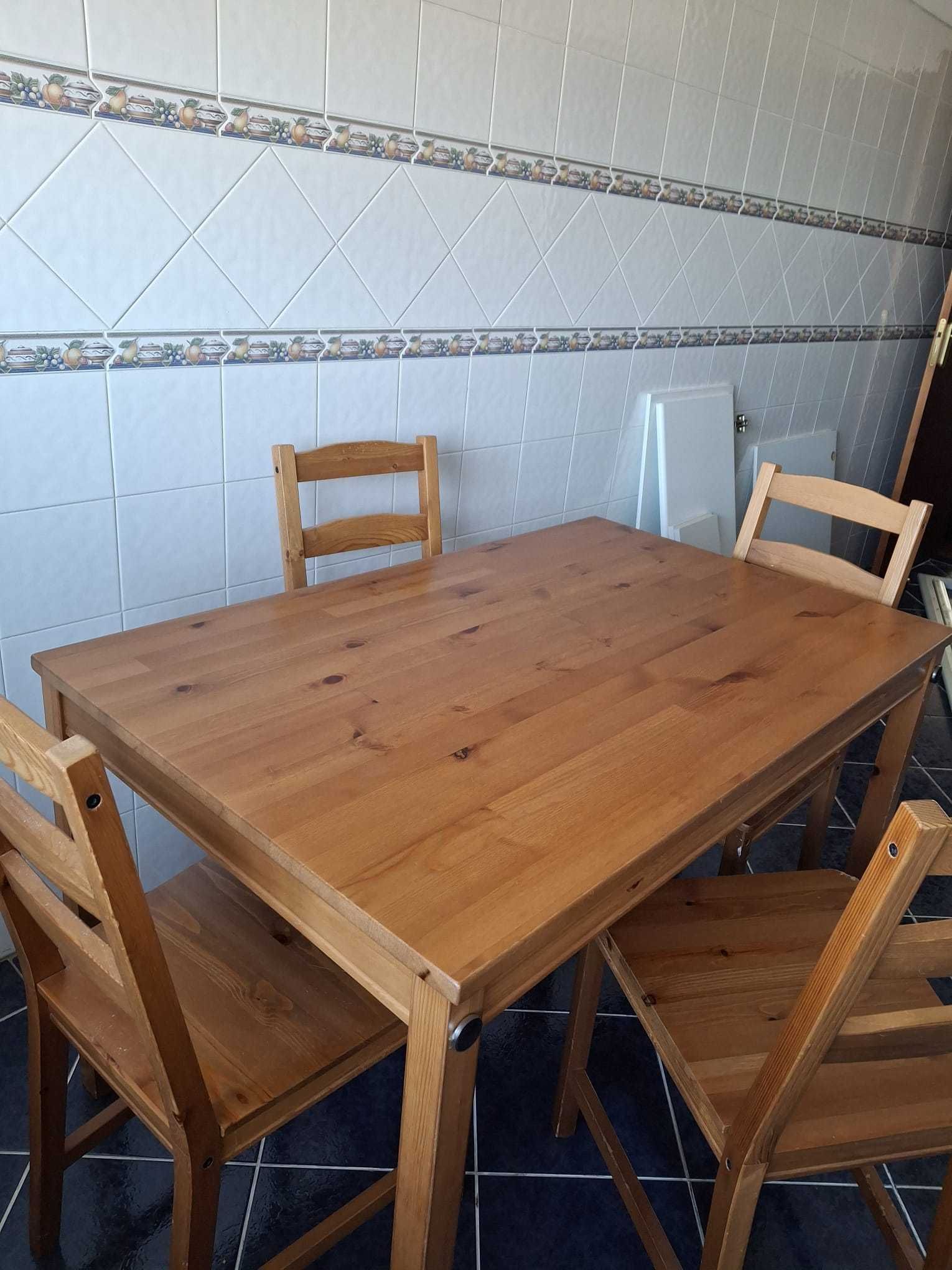 Mesa de cozinha com 4 cadeiras