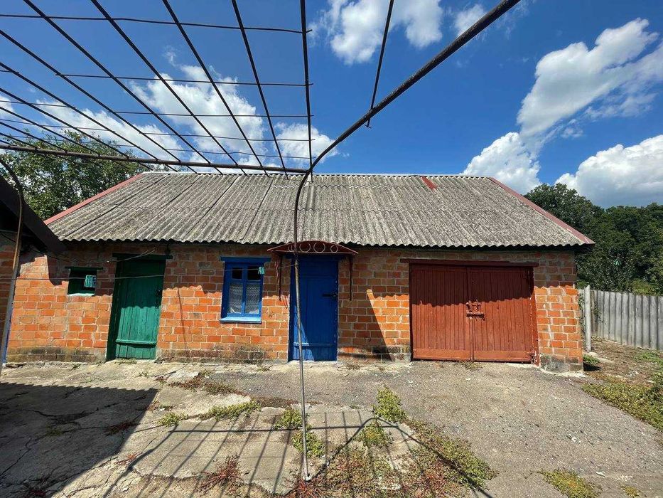 В продажу гарний будинок на околиці міста за доступну ціну