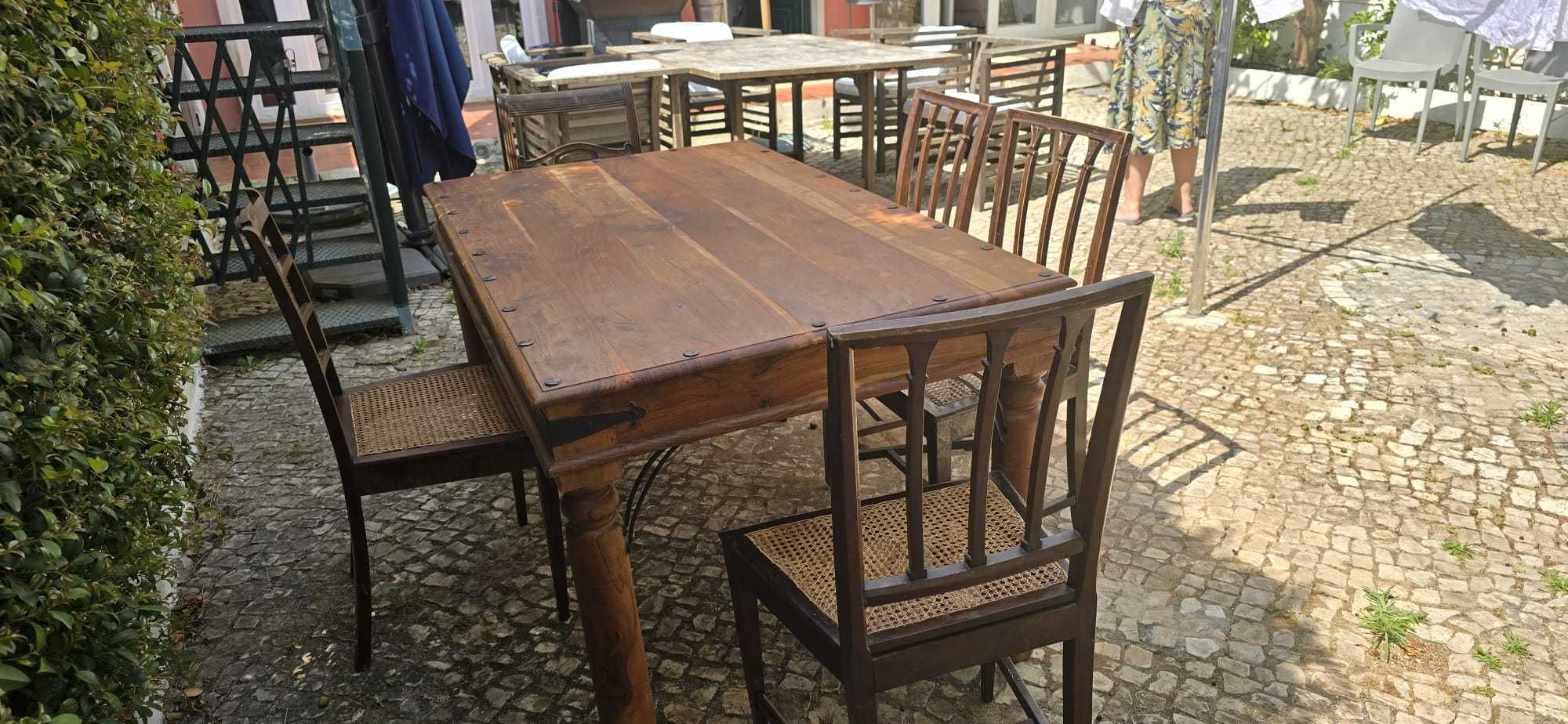 Mesa e cadeiras de jantar