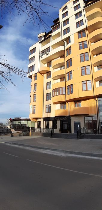 Нова квартира у самому центрі. Автономне опалення, паркінг.
