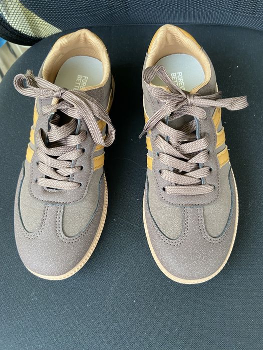 Tenis de camurca castanho e camel