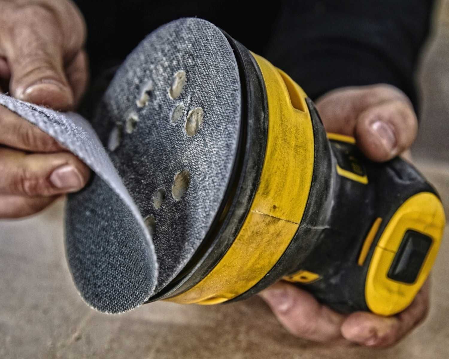 KOMPAKTOWA Szlifierka DeWalt 280W 125mm ANTYPOŚLIZGOW Uchwyt Regulacja