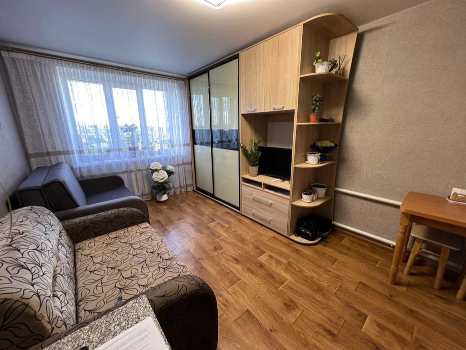 Продається кімната в гуртожитку в районі Виставки.