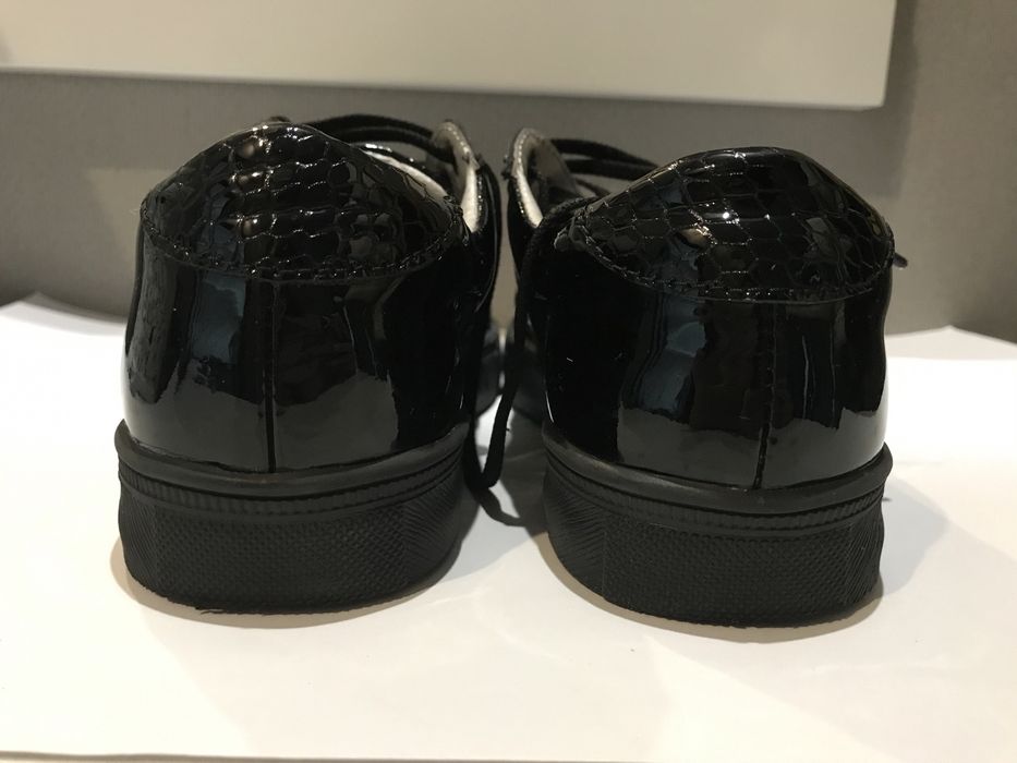 Шкільні туфлі (школьные туфли) шкіра!!! лакові з шнурівкою 32 р