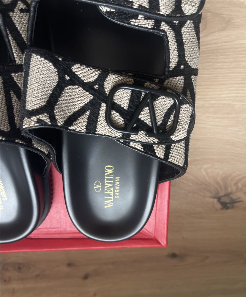 Valentino Garavani “V logo” Sandal
