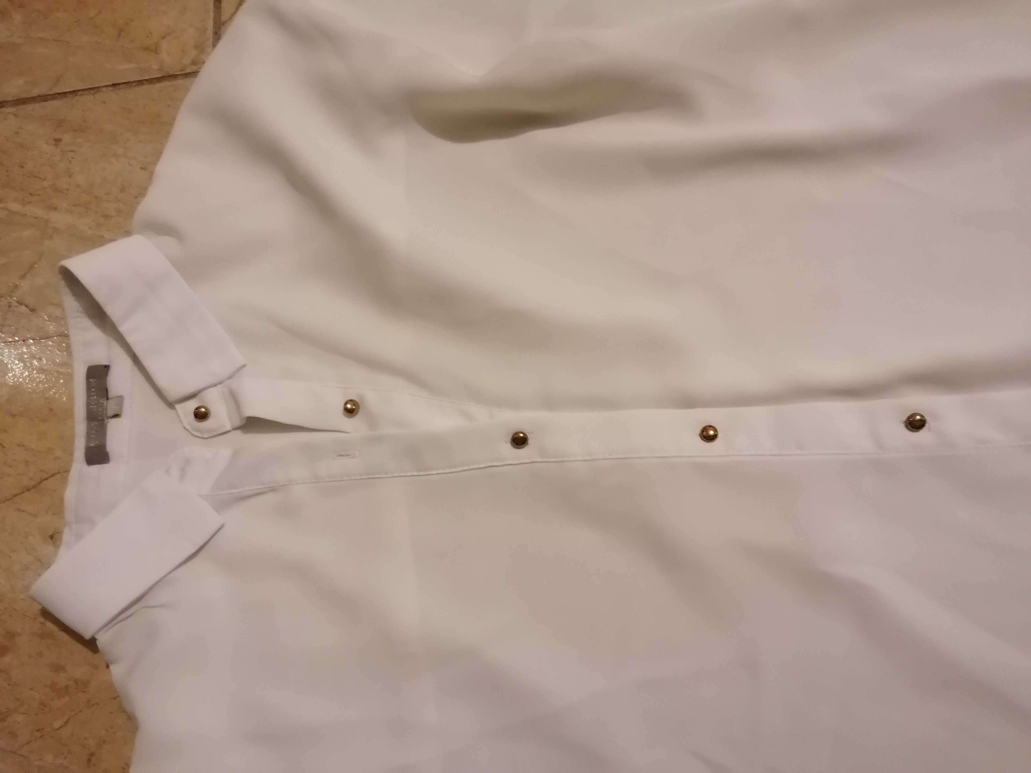 Blusa branca com botões dourados