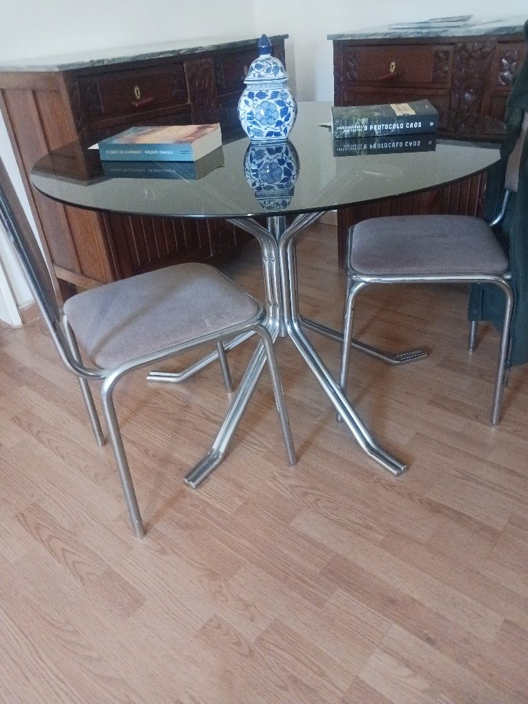 Mesa com tampo de vidro