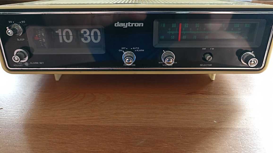 Zegar klapkowy z radiem i budzikiem vintage daytron dcr-7400 prezent