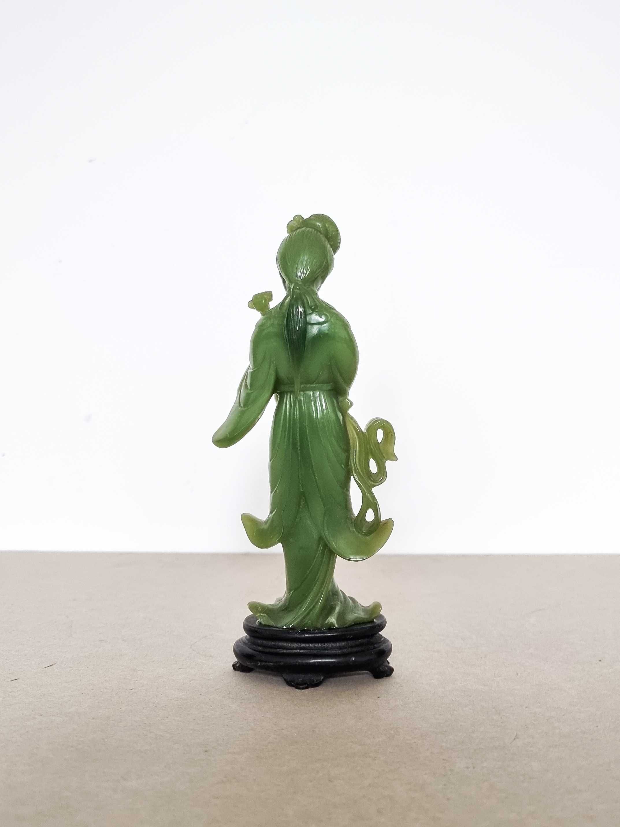 Piękna azjatycka figurka zielona