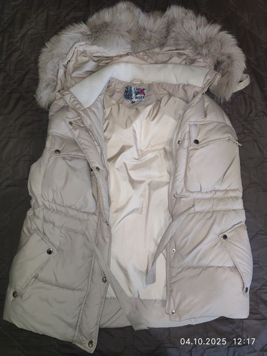 Бежевий пуховий жилет із хутряним капюшоном бренду Woyz.