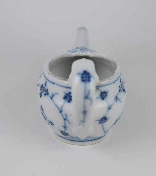 Antigo bule de acamados em porcelana