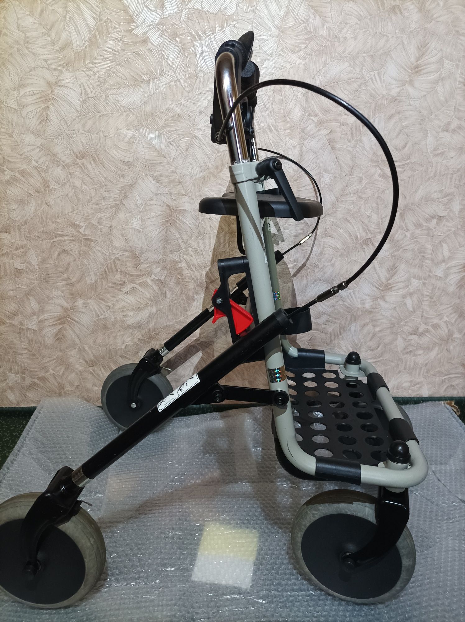 Ходунки на колесах Invacare P452E/3 BANJO