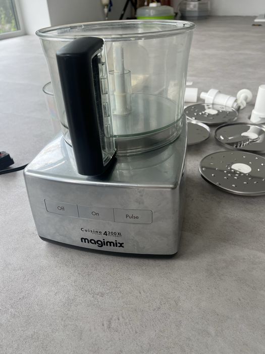 кухонний комбайн французької фірми Magimix Cuisine 4200 XL