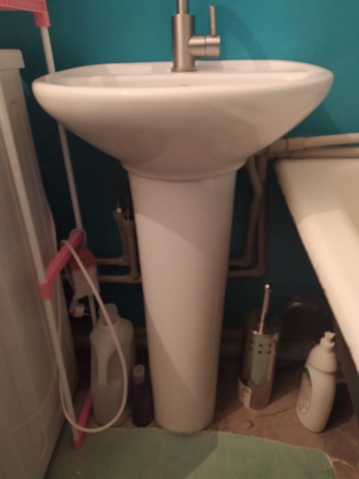 Умивальник з ніжкою