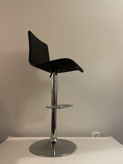 4 cadeiras de bar com algum desgaste